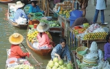 Vodní tržiště: Plují u stromem obrostlého chrámu i na cestě k mostu přes řeku Kwai