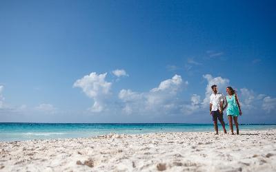 CataloniaRoyalTulum_CoupleBeach